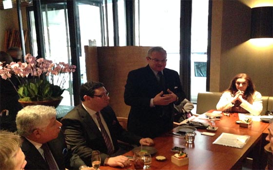   مصر اليوم - زعزوع يجتمع مع منظّمي الرحلات والشركات السياحيّة في بريطانيا